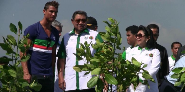 Cristiano Ronaldo bersama Presiden Susilo Bambang Yudhoyono dan Ibu Ani Yudhoyono usai menanam mangrove di Taman Hutan Rakyat, Telaga Waja, Tanjung Benoa, Bali, Rabu (26/6/2013).