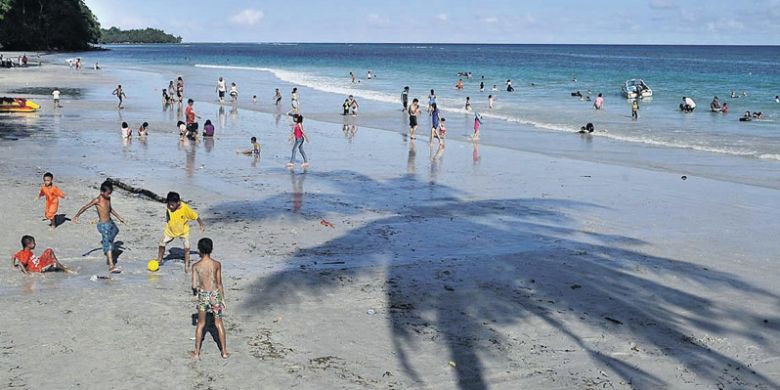 Anak-anak bermain bola di tepi Pantai Natsepa, Kabupaten Maluku Tengah, Maluku, Sabtu (22/6/2013). Pantai Natsepa merupakan salah satu lokasi wisata di Kota Ambon dan Maluku Tengah yang banyak dikunjungi, terutama saat liburan sekolah.(KOMPAS/RADITYA HELABUMI)