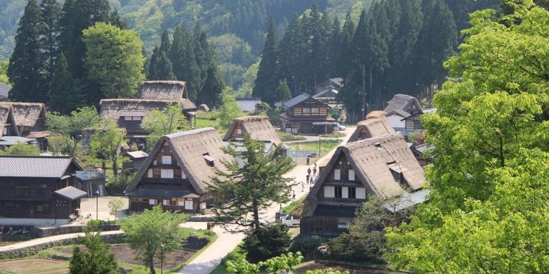 Pemandangan Ainokura, sebuah desa yang berumur ratusan tahun di Gokayama, Prefektur Toyama, Jepang, dari atas bukit.(KOMPAS.COM/KISTYARINI)