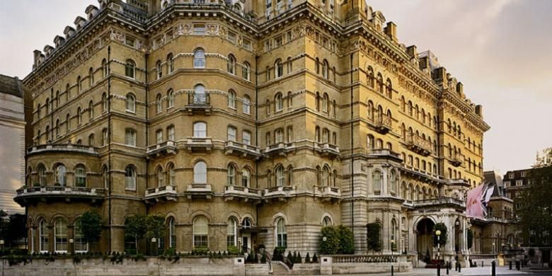 Hotel ultramewah pertama milik Langham adalah Langham Hilton di London Portland Plaza. Putri Diana dan Pangeran Charles pernah bermalam di sini.