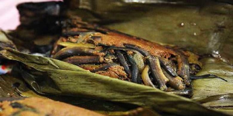Pepes belut dengan menggunakan galendo.