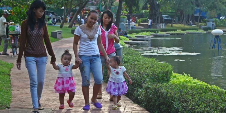 Taman semakin dilirik sebagai destinasi wisata keluarga. Mengajak anak berjalan-jalan di taman bisa mendekatkan anak pada alam. 