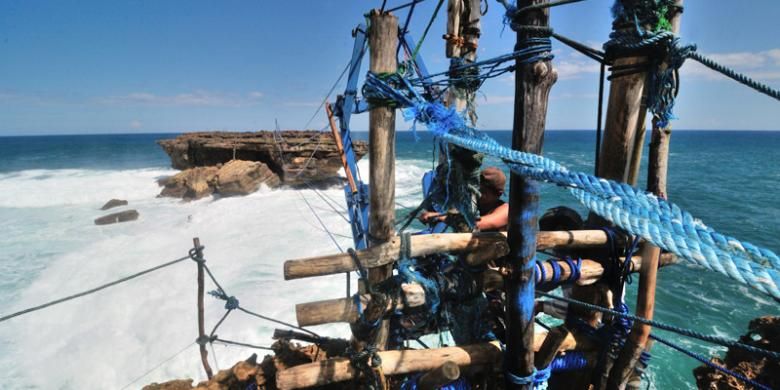 Flying Fox Tradisional di Pantai Timang Gunung Kidul, Provinsi DI Yogyakarta.