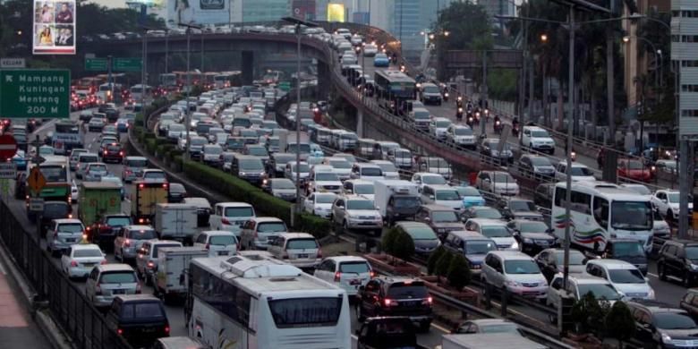 Kemacetan panjang saat jam pulang kerja terjadi di ruas Jalan Gatot Subroto, Jakarta, Jumat (13/9/2013). Gubernur DKI Jakarta Joko Widodo mengaku khawatir dengan kebijakan mobil murah yang digagas oleh pemerintah pusat.