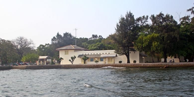 Di Pulau Onrust terdapat Taman Arkeologi Onrust yang memuat sisa runtuhan karantina haji tahun 1911, makam keramat Kartosoewiryo, dan Benda Cagar Budaya lainnya.