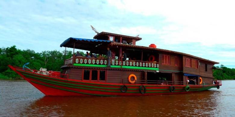 Kapal Motor Lasang Teras Garu menyusuri Sungai Kahayan di Kalimantan Tengah.