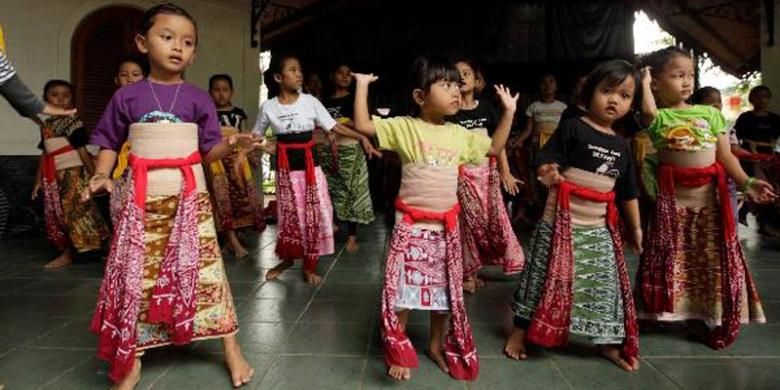 Anak-anak berlatih menari di sanggar tari di Kampung Betawi Situ Babakan, Jagakarsa, Jakarta Selatan, Rabu (12/6/2013).