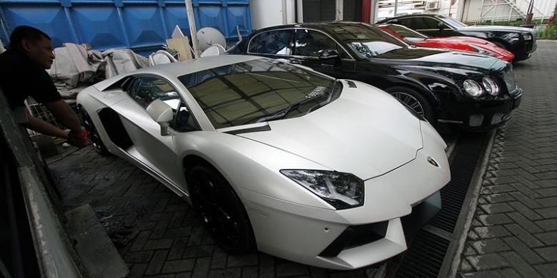 Mobil mewah jenis Lamborghini, Ferrari, Bentley, Rolls Royce, dan Nissan GTR milik Tubagus Chaeri Wardana alias Wawan disita oleh Komisi Pemberantasan Korupsi, diparkir di halaman Kantor KPK, Jakarta, Selasa (28/1/2014). Penyitaan dilakukan terkait dengan pencucian uang yang dilakukan adik Gubernur Banten Ratu Atut Chosiyah tersebut. (TRIBUNNEWS/DANY PERMANA)
