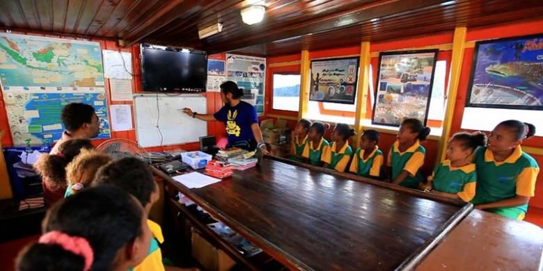 Anak-anak Papua belajar di Kapal Gurano Bintang.