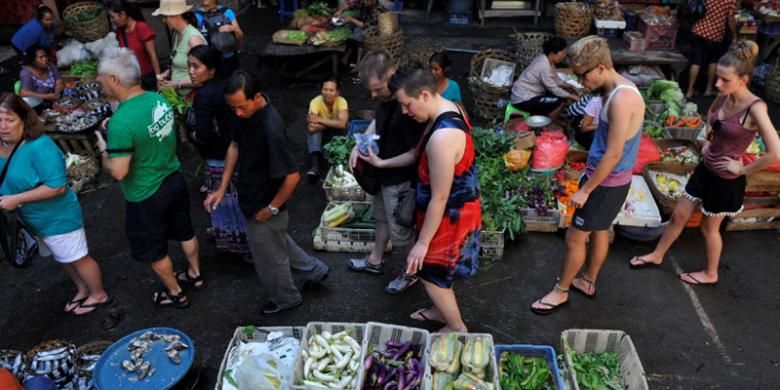 Wisatawan saat mengunjungi pasar tradisional di Pasar Ubud, Gianyar, Bali beberapa waktu lalu.