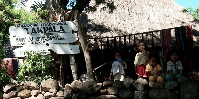 Gerbang masuk Desa Takpala, Alor