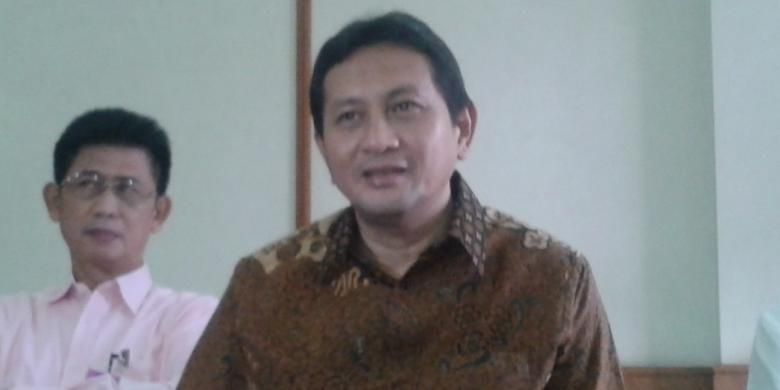 Mantan Kepala Dinas Perhubungan DKI Jakarta Udar Pristono, saat memberikan penjelasan seputar penetapan dirinya sebagai tersangka dalam kasus pengadaan bus, di Kantor TGUPP, Balaikota Jakarta, Selasa (13/5/2014)