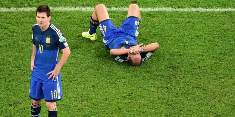 Bomber Argentina, Lionel Messi (kiri) dan Pablo Zabaleta seusai pertandingan final Piala Dunia 2014 di Stadion Maracana, Minggu (13/7/2014). Argentina takluk 0-1 pada pertandingan tersebut dan Jerman pun keluar sebagai kampiun Piala Dunia. 