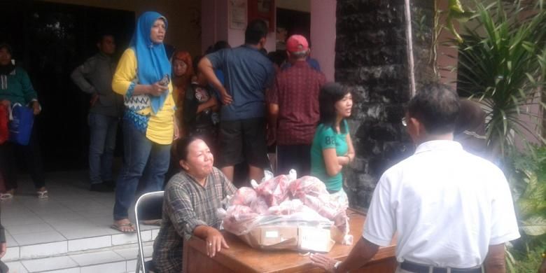 Pasar daging murah di Kelurahan Tambora, Jakarta Barat, Jumat (25/7/2014).