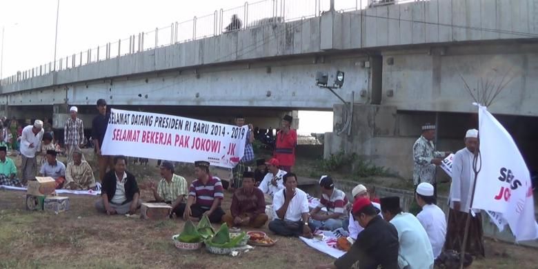 Relawan Jokowi-JK yang tergabung dalam Seknas menggelar doa bersama dan larung sesaji di kaki Jembatan Suramadu, Senin (20/10/2014).