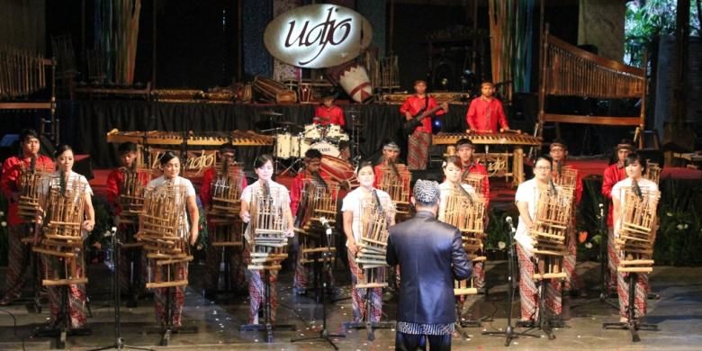 Para murid Saung Angklung Udjo memainkan lagu Bohemian Rhapsody dari Queen yang sejatinya sulit dimainkan dengan angklung.