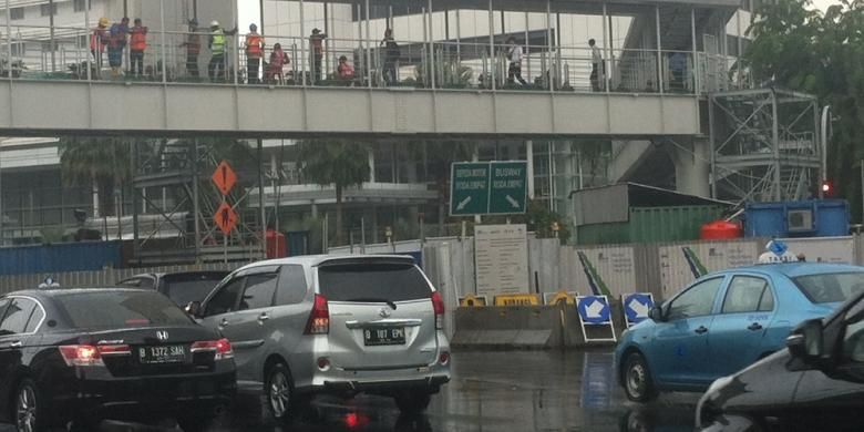 Kondisi Jalan MH Thamrin, Jakarta Pusat, sebelum dilakukan pelarangan sepeda motor, Selasa (16/12/2014). (KOMPAS.COM/UNO KARTIKA)