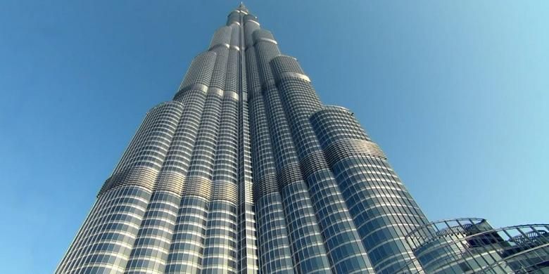 Menara tertinggi di dunia, Burj Khalifa. Terletak di Dubai, Uni Emirat Arab, pencakar langit ini memiliki tinggi 828 meter.
