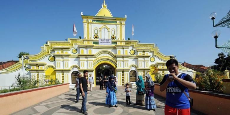 Mengunjungi Masjid Jami Sumenep di Pulau Madura, Jawa Timur.(KOMPAS/WAWAN H PRABOWO)