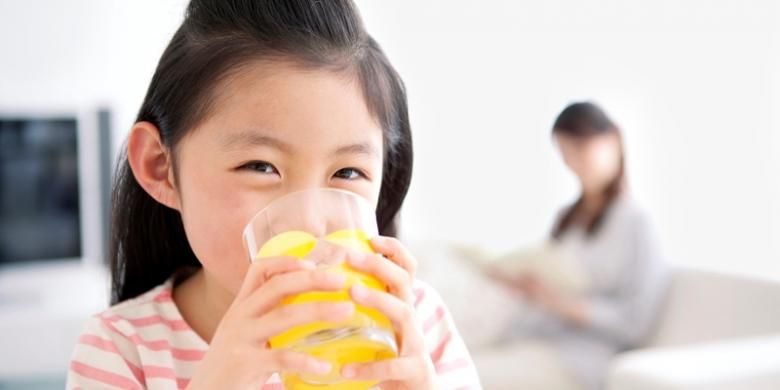 Berikan kepada buah hati Anda hanya jus yang mengandung 100 persen buah dan tanpa gula. (BLOGCDN.COM)