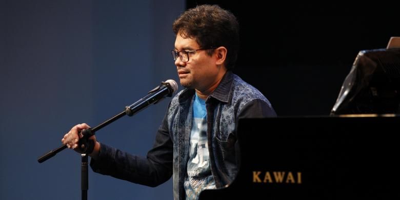 Ananda Sukarlan tampil dalam pergelaran bertajuk Rapsodia Indonesia di Bentara Budaya Jakarta, Palmerah, Jakarta, Kamis (5/2/2015). Dalam pentasnya kali ini, ia menyuguhkan rangkaian komposisi yang mengacu pada tema dan lagu rakyat di Indonesia.(KOMPAS.com/RODERICK ADRIAN MOZES)