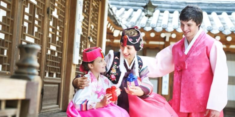 Turis mengenakan busana tradisional Korea, hanbok.