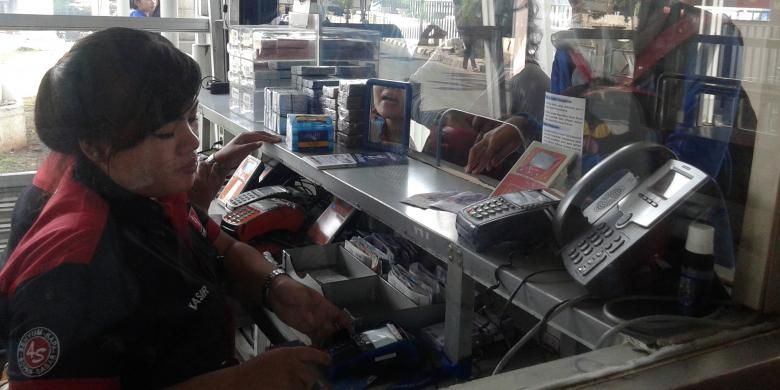 Warga membeli kartu uang elektronik di halte Transjakarta Manggarai karena koridor 4 dan 6 hari ini resmi menggunakan sistem e-ticketing, Sabtu,(21/2/2015).