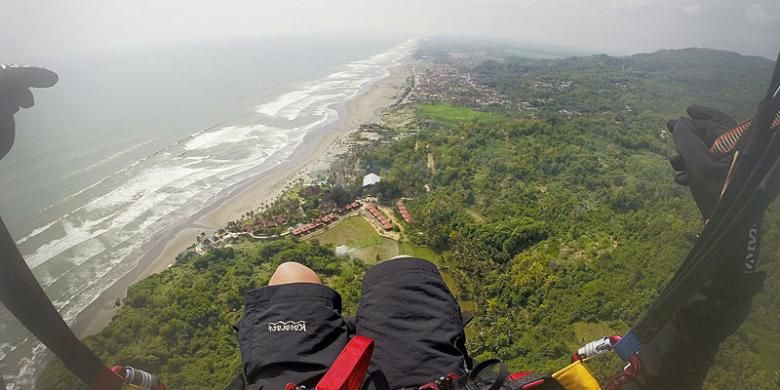 Paralayang di Pantai Parangtritis, Bantul, DI Yoyakarta.