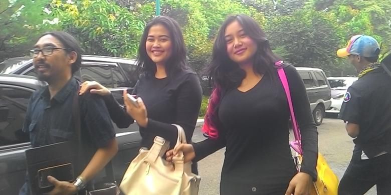 Duo Serigala mendatangi Polda Metro Jaya untuk membuat laporan soal foto topless-nya yang beredar di media sosial, Senin (13/4/2015).