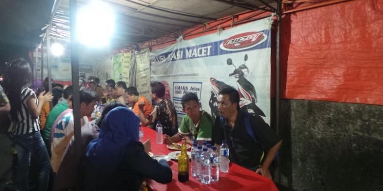 Para pengunjung sedang menyantap Nasi Goreng Kebon Sirih, Jumat. (22/5/2015).