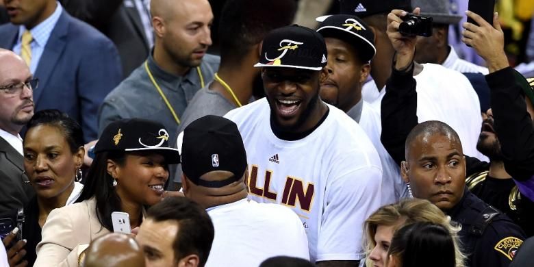 Para pemain Cleveland Cavaliers merayakan kemenangan mereka atas Atlanta Hawks pada gim keempat final Wilayah Timur, Selasa (26/5/2015). Cavaliers menang 118-88.