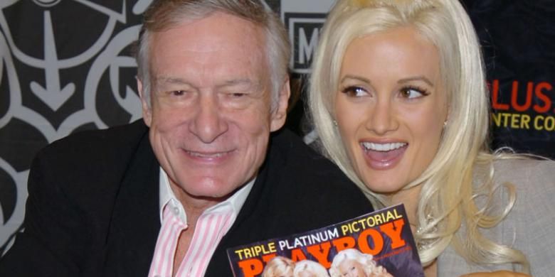 Hugh Hefner (89) dan Holly Madison saat masih menjadi sepasang kekasih di awal tahun 2000-an silam.