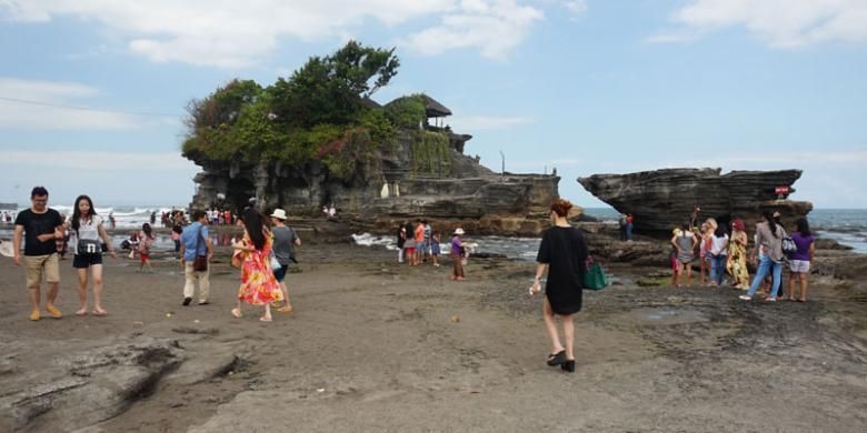 Wisatawan di Tanah Lot, Kabupaten Tabanan, Bali, Jumat (26/6/2015).