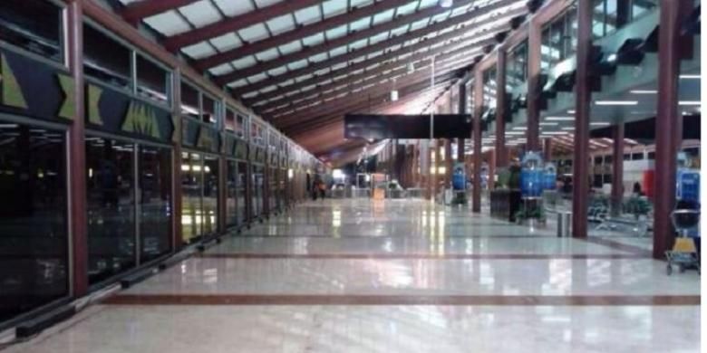 PT Angkasa Pura II membersihkan tenant yang menempati area publik terminal 2D Bandara Soekarno Hatta, Cengkareng