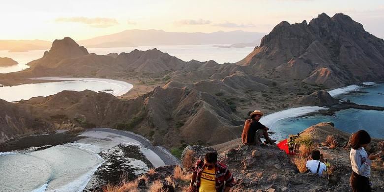 Wisatawan berfoto di puncak bukit di Pulau Padar dengan latar belakang teluk-teluk yang ada di pulau yang berada di kawasan Taman Nasional Komodo di Kabupaten Manggarai Barat, Nusa Tenggara Timur, tersebut, 31 Agustus 2015.(KOMPAS/YOVITA ARIKA)