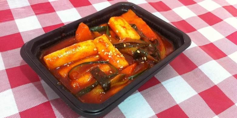 Seporsi tteokbokki yang disajikan di stan Samwon Resto di Jakarta Foodies Meet yang diselenggarakan di Puri Orchard, Jakarta Barat, Minggu (25/10/2015).