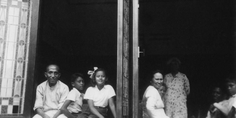 Achmad Mochtar (kiri) beserta keluarganya di kediamannya di Jalan Raden Saleh, Cikini, Jakarta Pusat. Dipotret pada tahun 1940.