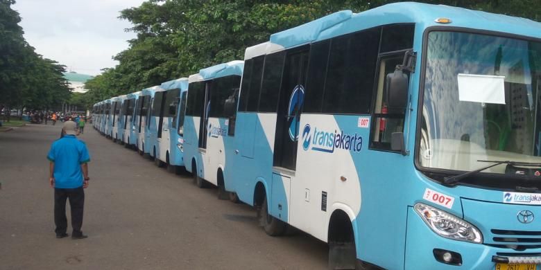 Puluhan bus kopaja berstandar transjakarta yang dihadirkan saat acara peluncuran bus-bus kopaja teringrasi transjakarta di  Parkir Timur Senayan, Selasa (21/12/2015)