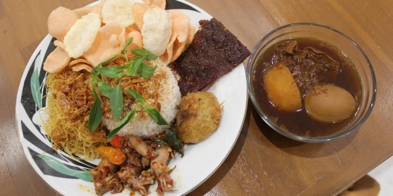 Makanan khas Betawi, Nasi Ulam menjadi menu yang selalu dinanti di Food Garden, Kamis (31/12/2015).