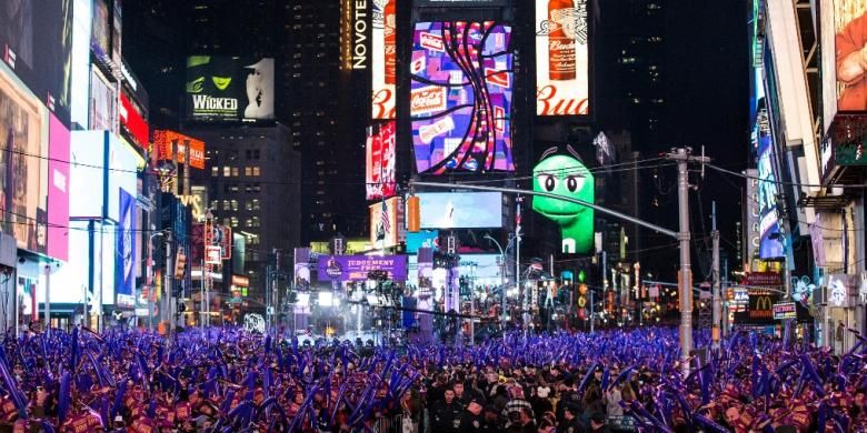 Hampir 1 juta orang berkumpul di Times Square, Manhattan, New York untuk merayakan tahun baru 2016.(Andrew Burton/Getty Images/AFP)