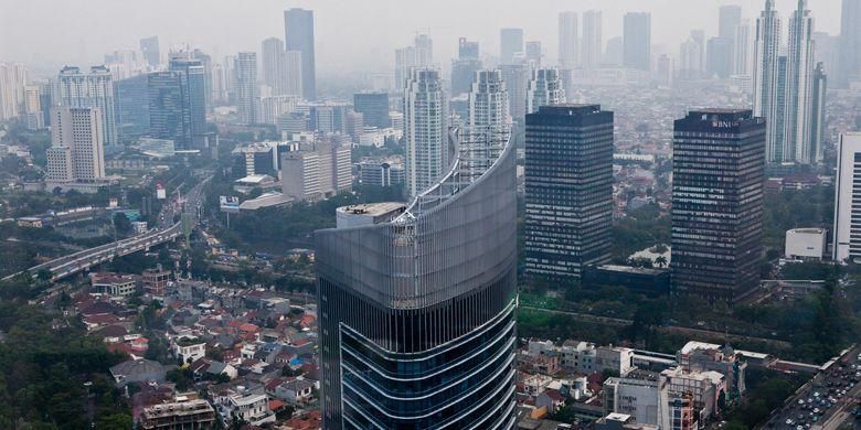 Suasana gedung-gedung perkantoran di DKI Jakarta difoto dari ketinggian. Kebanyakan gedung-gedung ini belum bersertifikat sebagai green building.