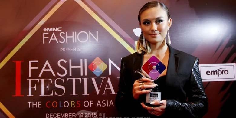 Agnes Monica Muljoto atau Agnez Mo menghadiri acara I Fashion Festival di Hotel Indonesia Kempinski, Jakarta Pusat, Rabu (16/12/2015). Pada kesempatan itu Agnez Mo menerima Lifestyle Award di bidang musik. Penghargaan tersebut diberikan kepada perempuan Indonesia yang menjadi sumber inspirasi serta berprestasi di berbagai bidang.