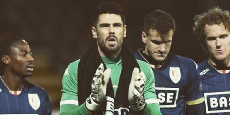 Victor Valdes merayakan debut bersama Standard Liege pada Sabtu (30/1/2016).