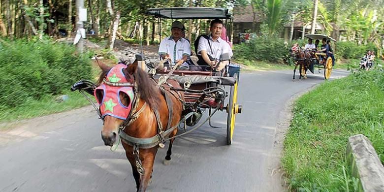 Sejumlah wisatawan menaiki andong untuk berwisata keliling Desa Wanurejo, Kecamatan Borobudur, Kabupaten Magelang, Jawa Tengah, Senin (28/12/2015). Wanurejo merupakan salah satu desa di sekitar Candi Borobudur yang menawarkan paket wisata untuk menarik turis yang berkunjung ke Borobudur.