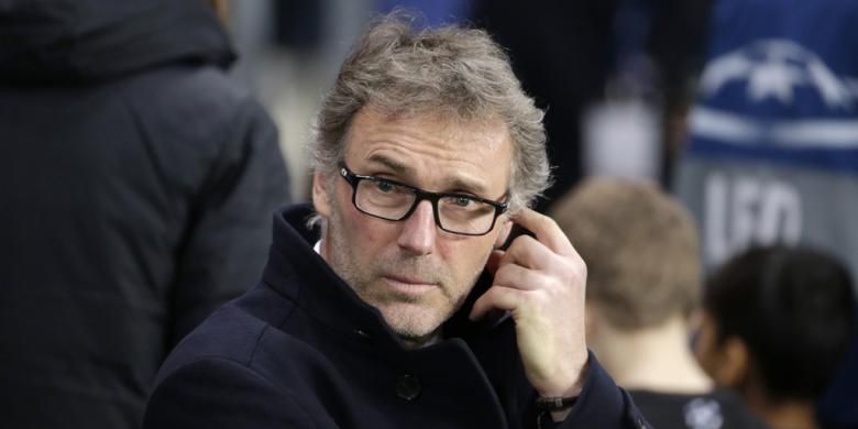 Ekspresi pelatih Paris Saint-Germain, Laurent Blanc, saat memimpin timnya melawan Chelsea pada leg pertama babak 16 besar Liga Champions di Stadion Parc des Princes, Selasa (16/2/2016).(KENZO TRIBOUILLARD/AFP)