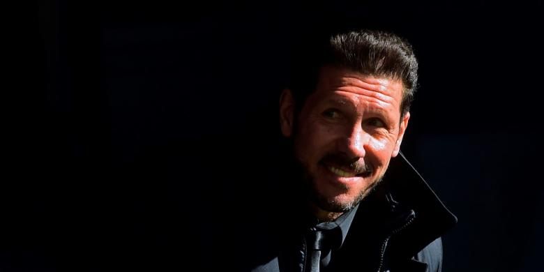 Pelatih Atletico Madrid, Diego Simeone, tersenyum ketika menjalani partai kontra Real Madrid pada lanjutan La Liga di Stadion Santiago Bernabeu, Sabtu (27/2/2016).(PIERRE-PHILIPPE MARCOU/AFP)