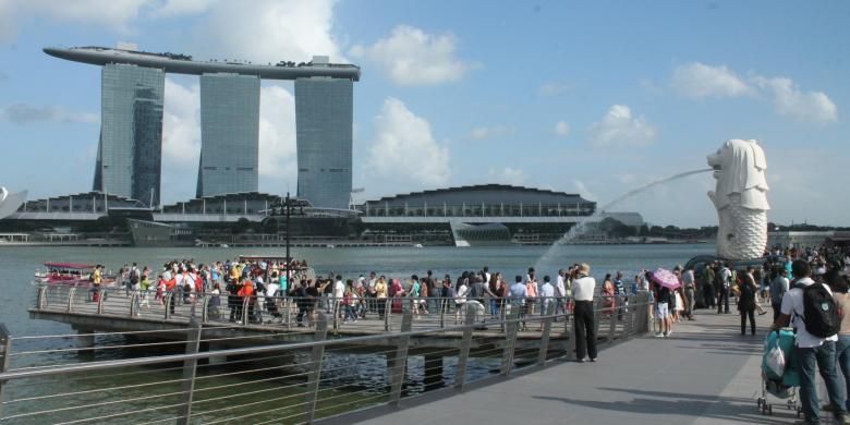 Suasana Merlion Park yang selalu ramai di Singapura.