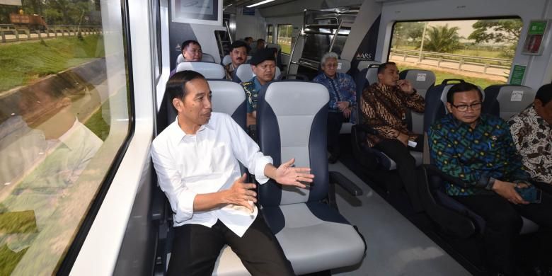 Presiden Joko Widodo pada Kamis pagi (3/3) mencoba menggunakan sarana transportasi kereta ARS (Airport Rail Service) yang menghubungkan Kota Medan menuju Bandar Udara Kualanamu. Kereta ARS ini adalah kereta pertama yang mempelopori secara efektif dari pusat kota menuju bandar udaranya secara efektif. Selama perjalanan Presiden Joko Widodo didampingi oleh Pjs.Gubernur Sumatra Utara, Menteri Perhubungan Ignasius Jonan, Menteri Sekretaris Kabinet Pramono Anung, dan Menteri PU-PR Basuki Hadimuljono.(PRESIDENTIAL PALACE/ Agus Suparto)
