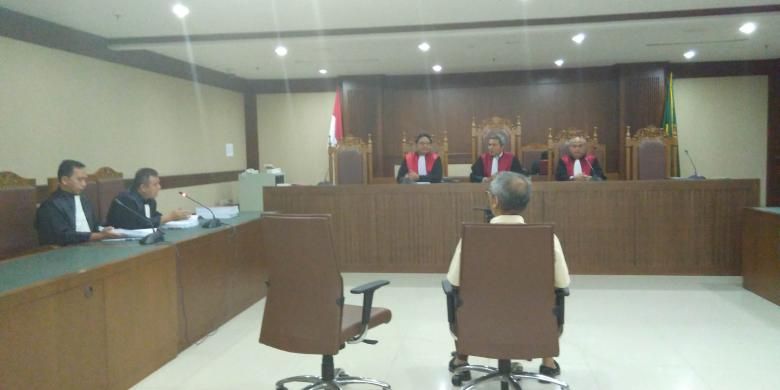 Suasana sidang pembacaan tuntutan terhadap terdakwa kasus UPS Alex Usman di Pengadilan Tipikor, Jalan Bungur Besar Raya, Kamis (3/3/2016).