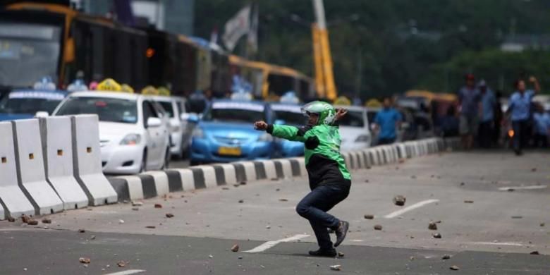 Menyegerakan Penataan Transportasi Umum Menyegerakan Penataan Transportasi Umum